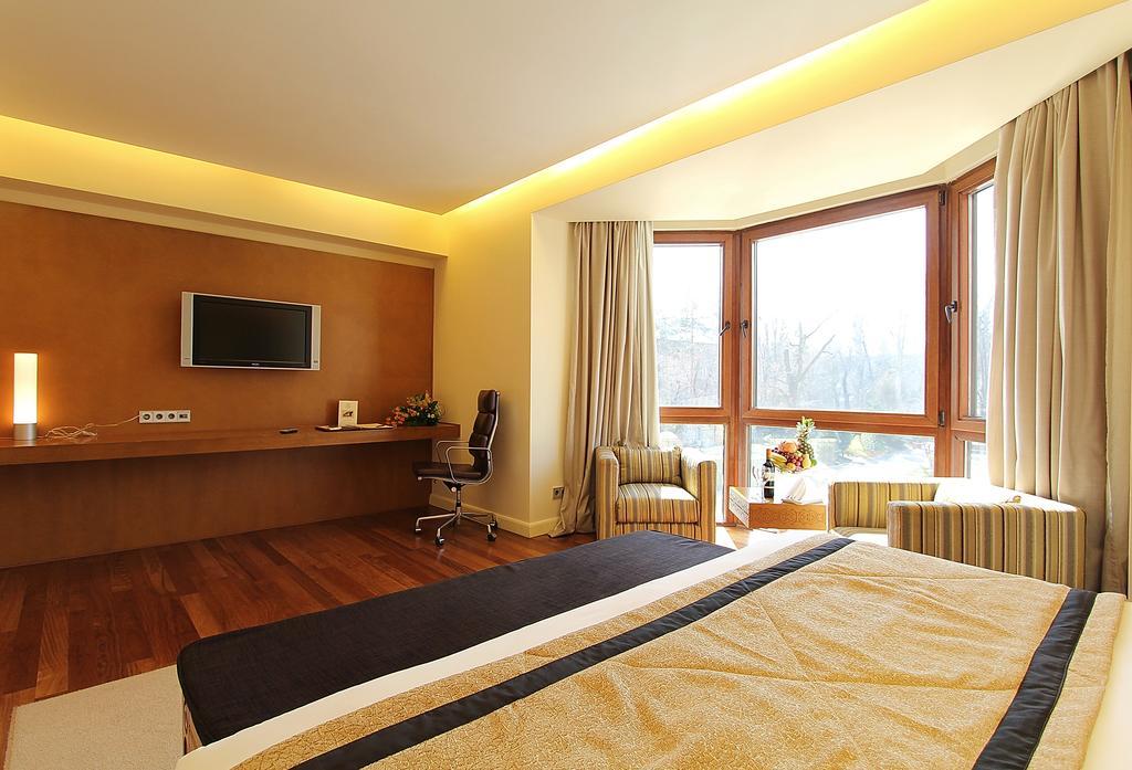 The Dostyk Hotel Almaty Bagian luar foto