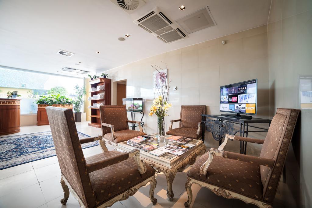 The Dostyk Hotel Almaty Bagian luar foto