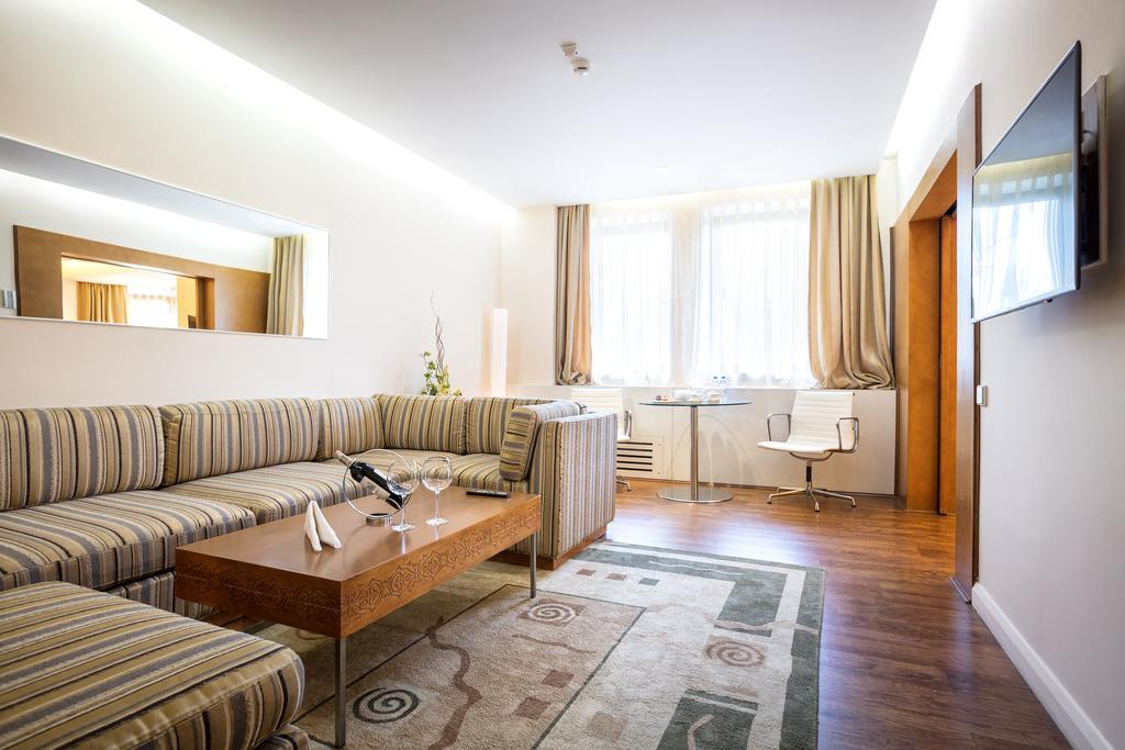 The Dostyk Hotel Almaty Bagian luar foto